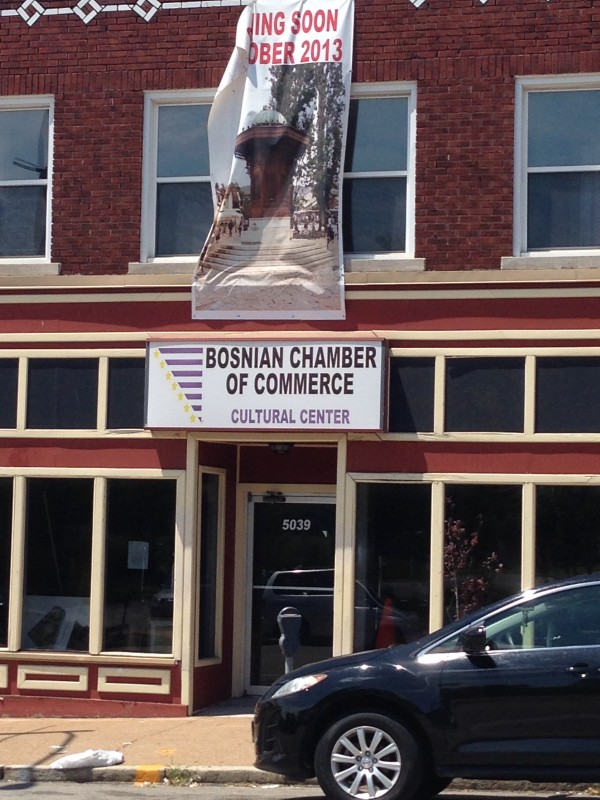 Câmara de Comércio Bósnia em St. Louis. Em 2013, a Câmara foi responsável pela visita oficial do Presidente da Bósnia a St. Louis.