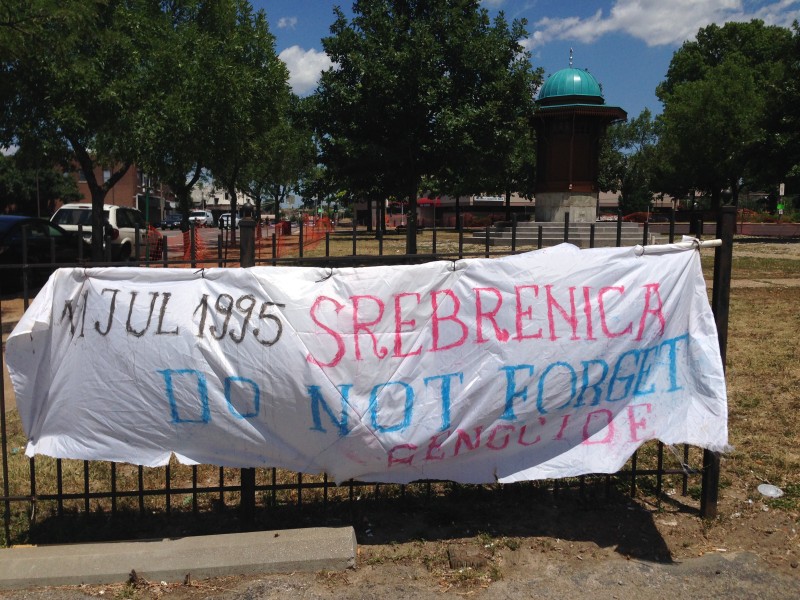 Cartaz fazendo referência ao massacre dos bósnios em 1995 na cidade de Serebrenica.