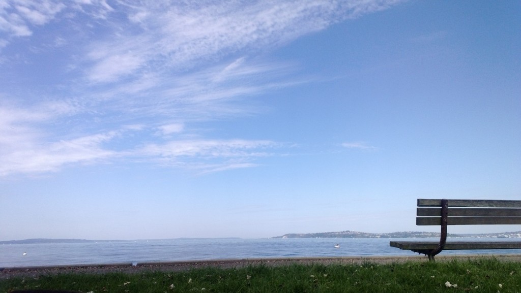 Quem disse que Seattle é só chuva e céu cinzento? A praia de Alki tem um calçadão que ajuda a matar saudade do Brasil