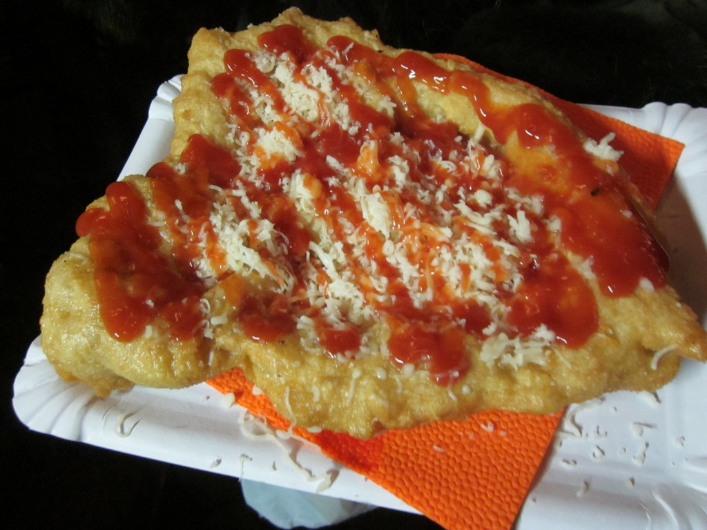 Langos: massa frita com molho de alho, molho de tomate e queijo, vendido nos mercados de Natal.